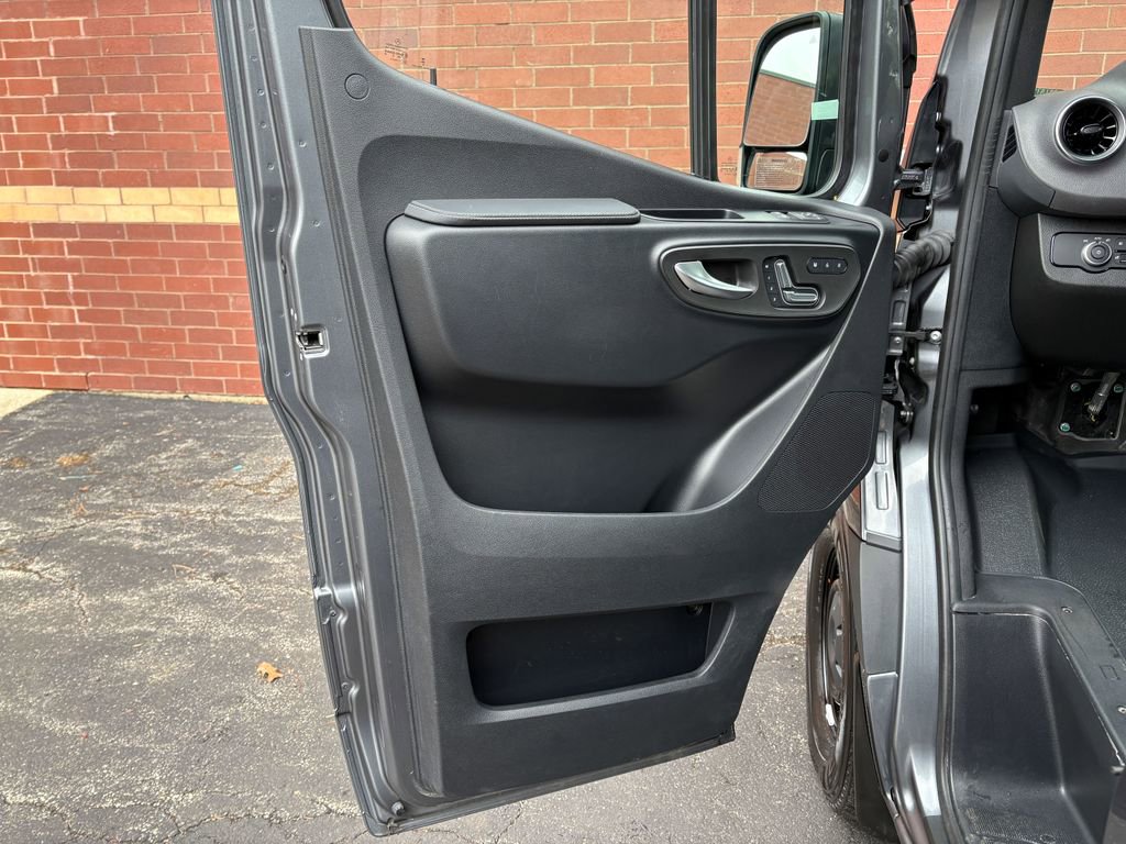 Used 2025 Mercedes-Benz Sprinter 2500 image 5