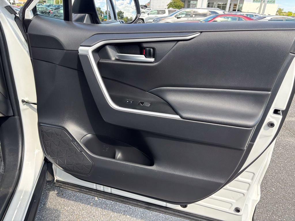 Used 2025 Toyota RAV4 XLE AWD/4WD image 37