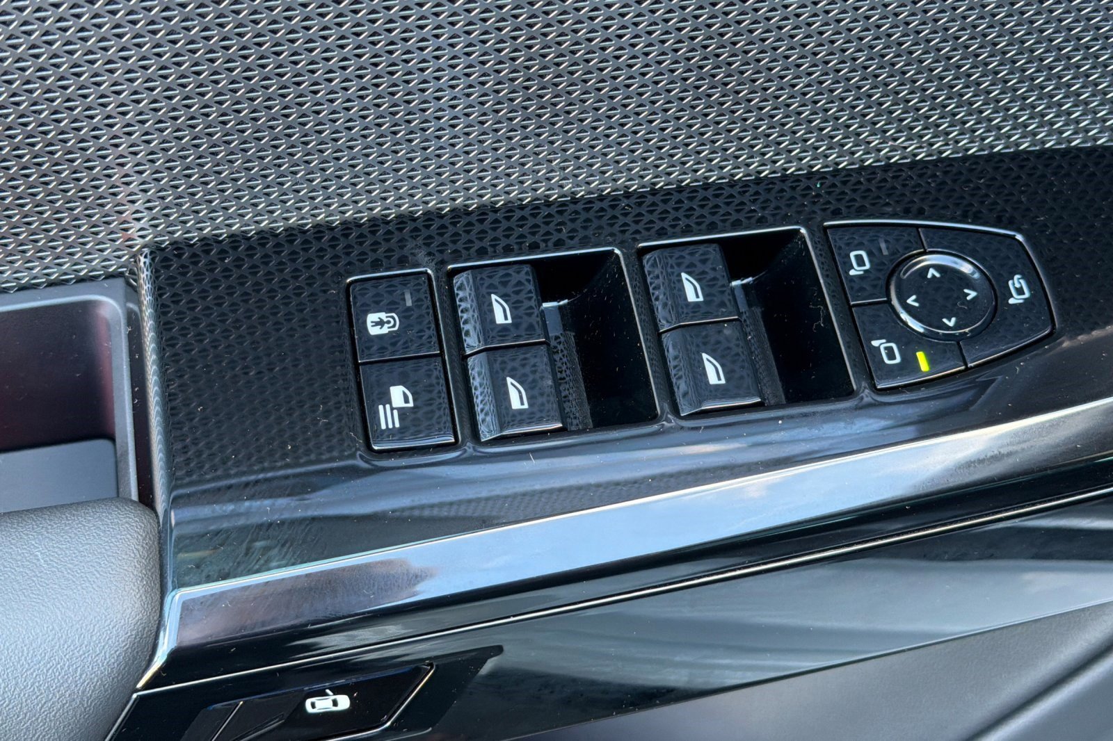 Certified 2023 BMW 740i image 13