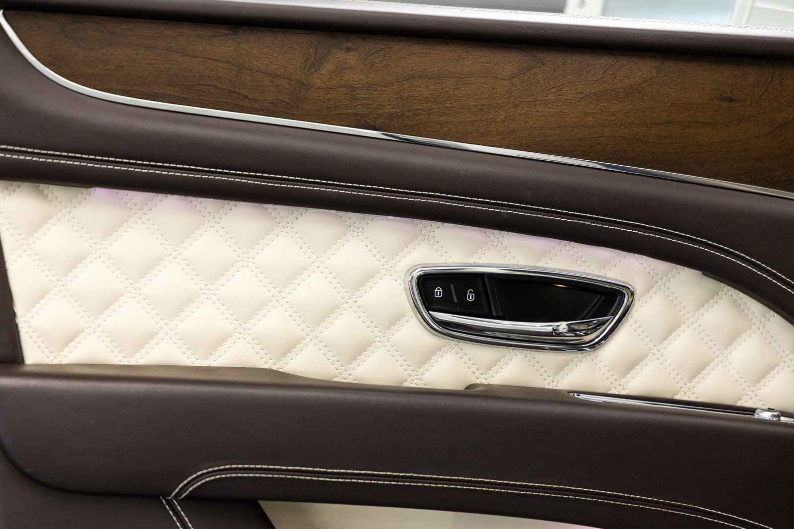 Used 2023 Bentley Bentayga AWD/4WD image 48