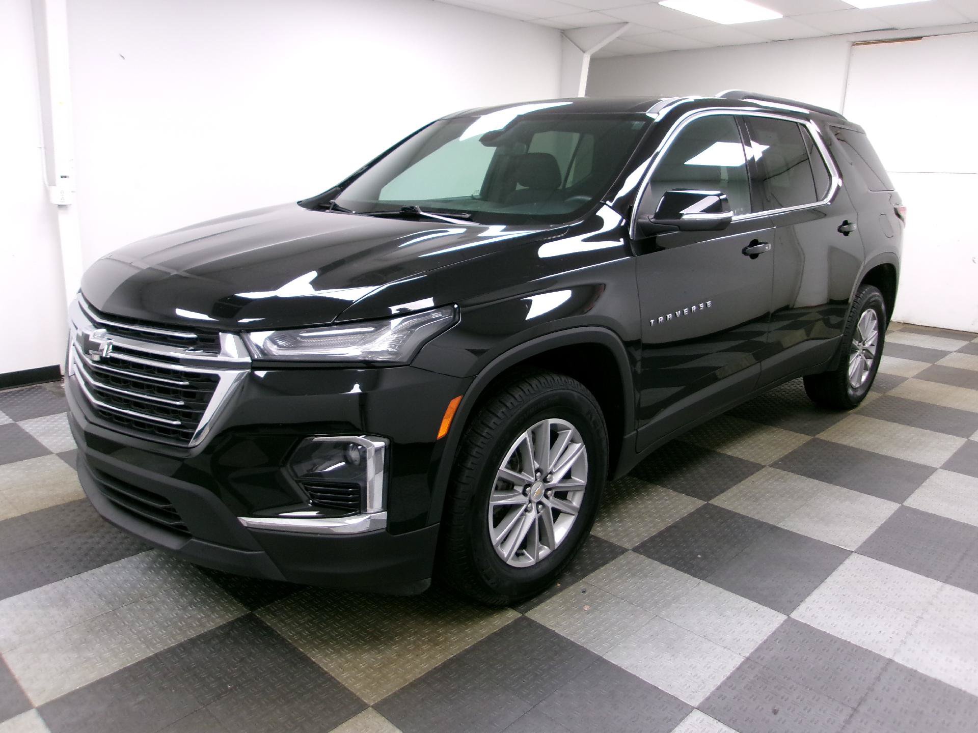 Used 2023 Chevrolet Traverse LT FWD image 1
