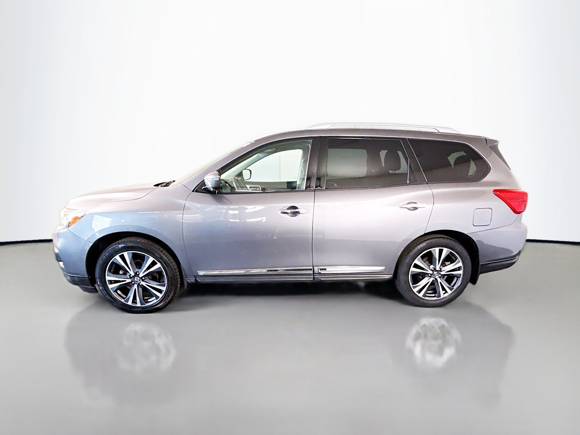 Used 2020 Nissan Pathfinder Platinum AWD/4WD image 6