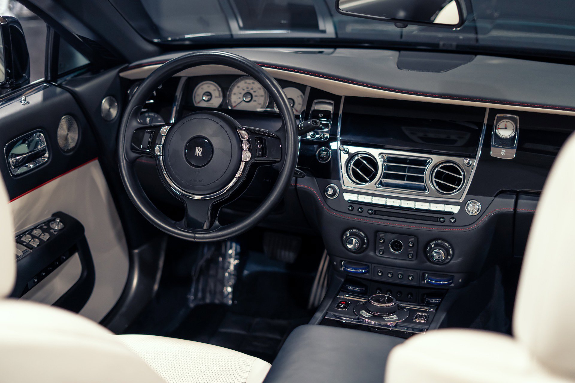 Used 2018 Rolls-Royce Dawn RWD image 6