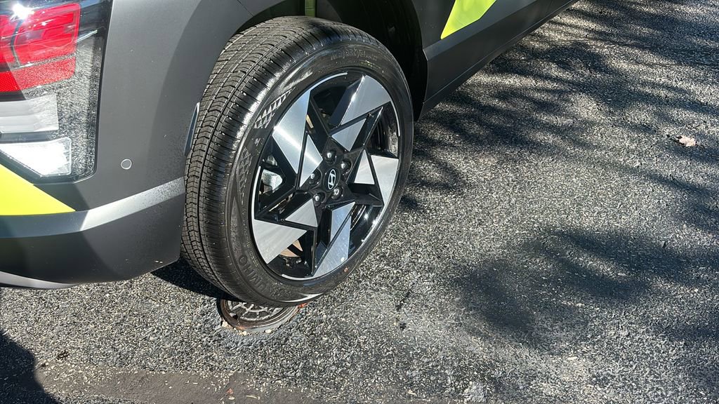 Used 2025 Hyundai Kona Limited image 8