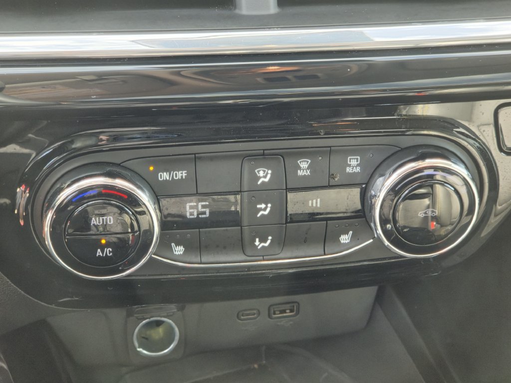 Used 2025 Chevrolet Trax ACTIV w/ Sunroof Package FWD image 19