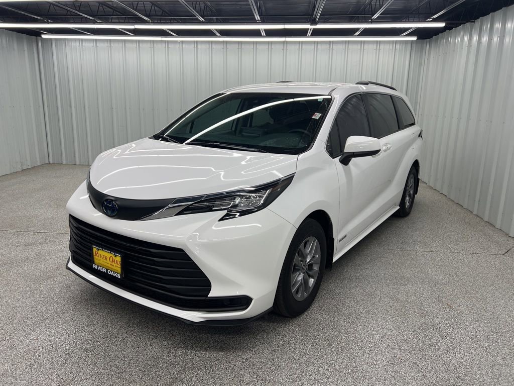 Used 2021 Toyota Sienna LE image 3