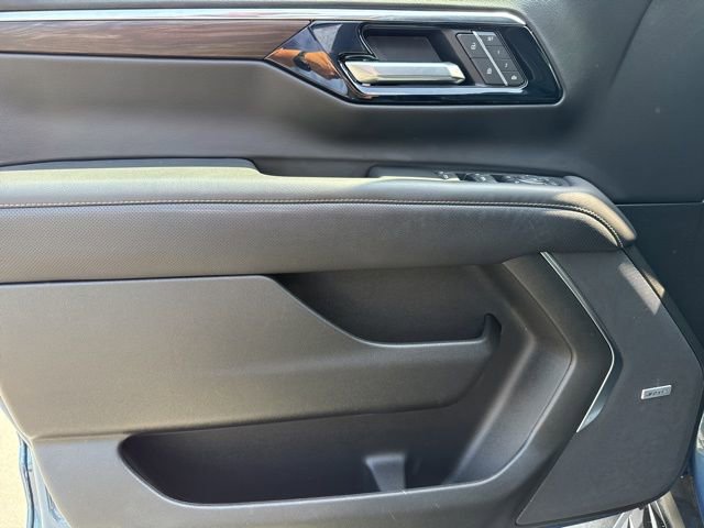 Used 2025 Chevrolet Tahoe Premier AWD/4WD image 9