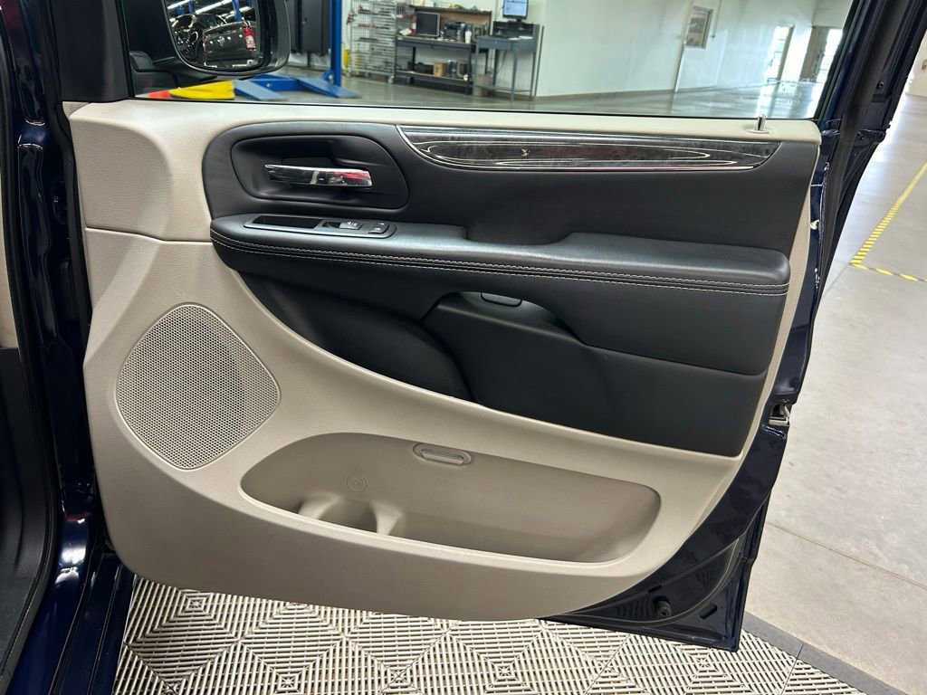 Used 2015 Chrysler Town & Country Touring FWD image 14