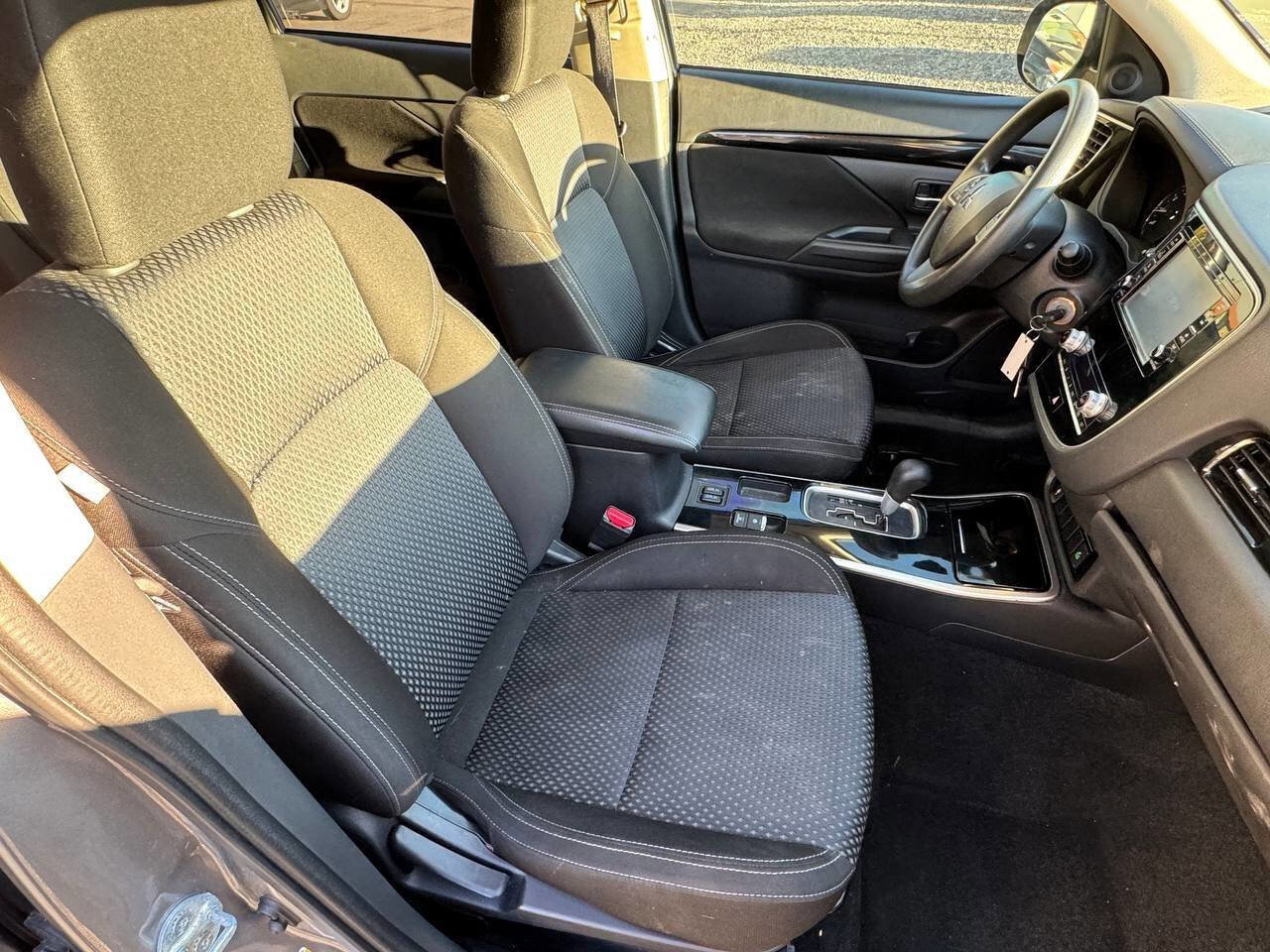 Used 2020 Mitsubishi Outlander ES image 21