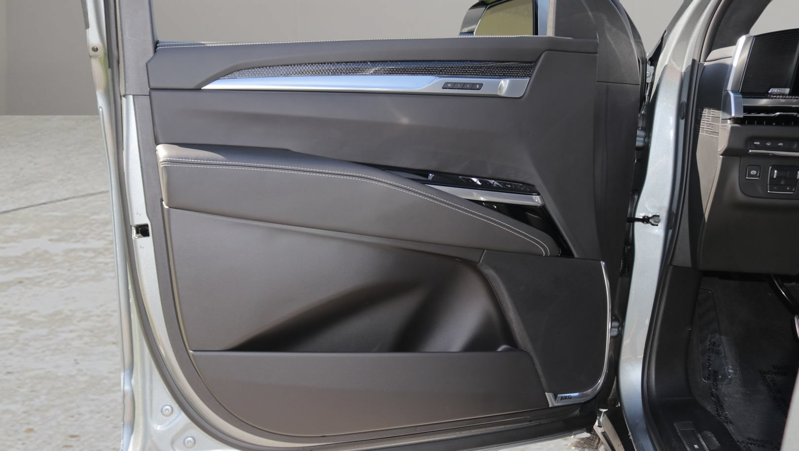 Certified 2025 Cadillac Escalade V w/ LPO, ONYX Package AWD/4WD image 9