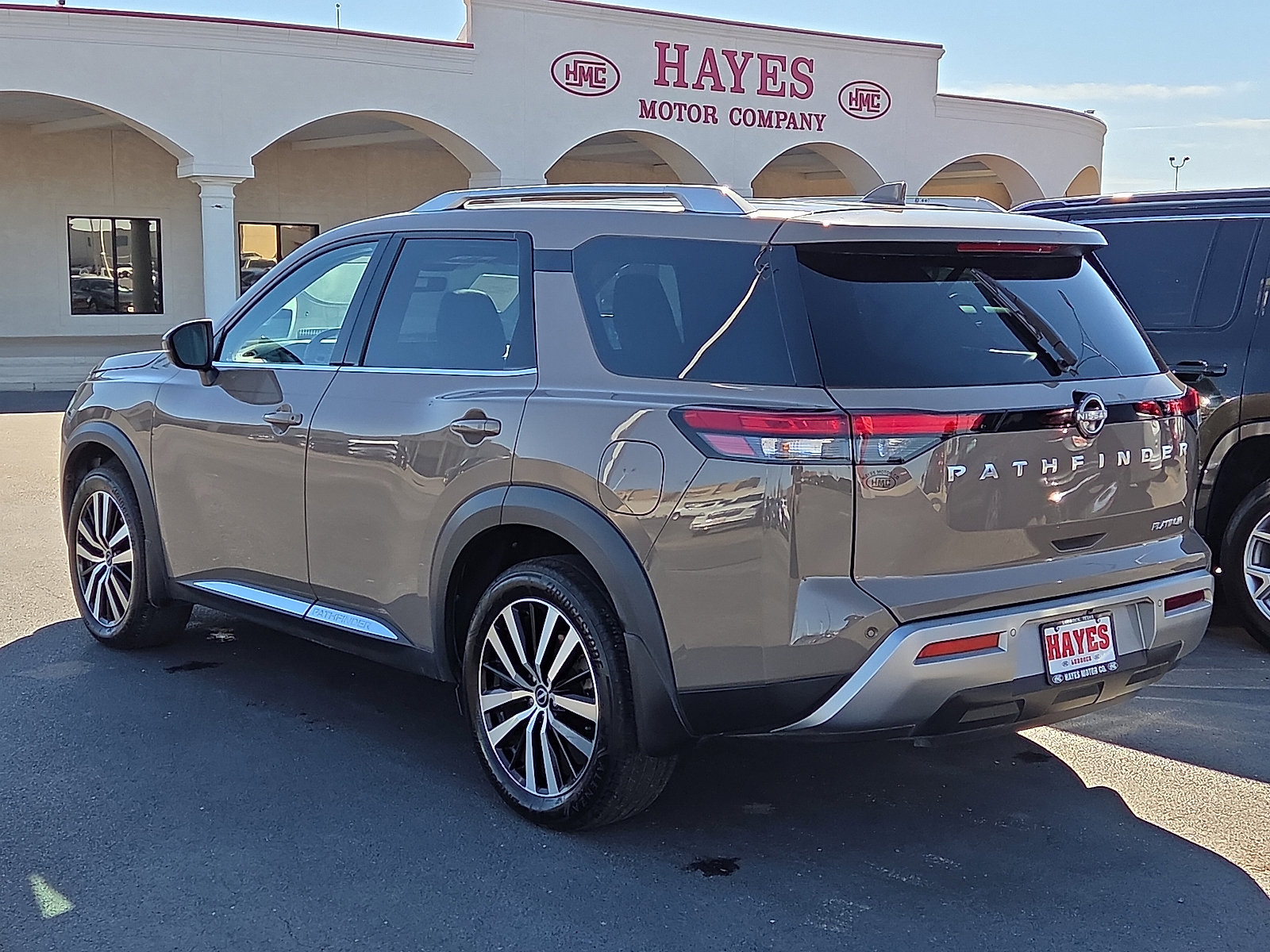 Used 2024 Nissan Pathfinder Platinum w/ Cargo Package image 3