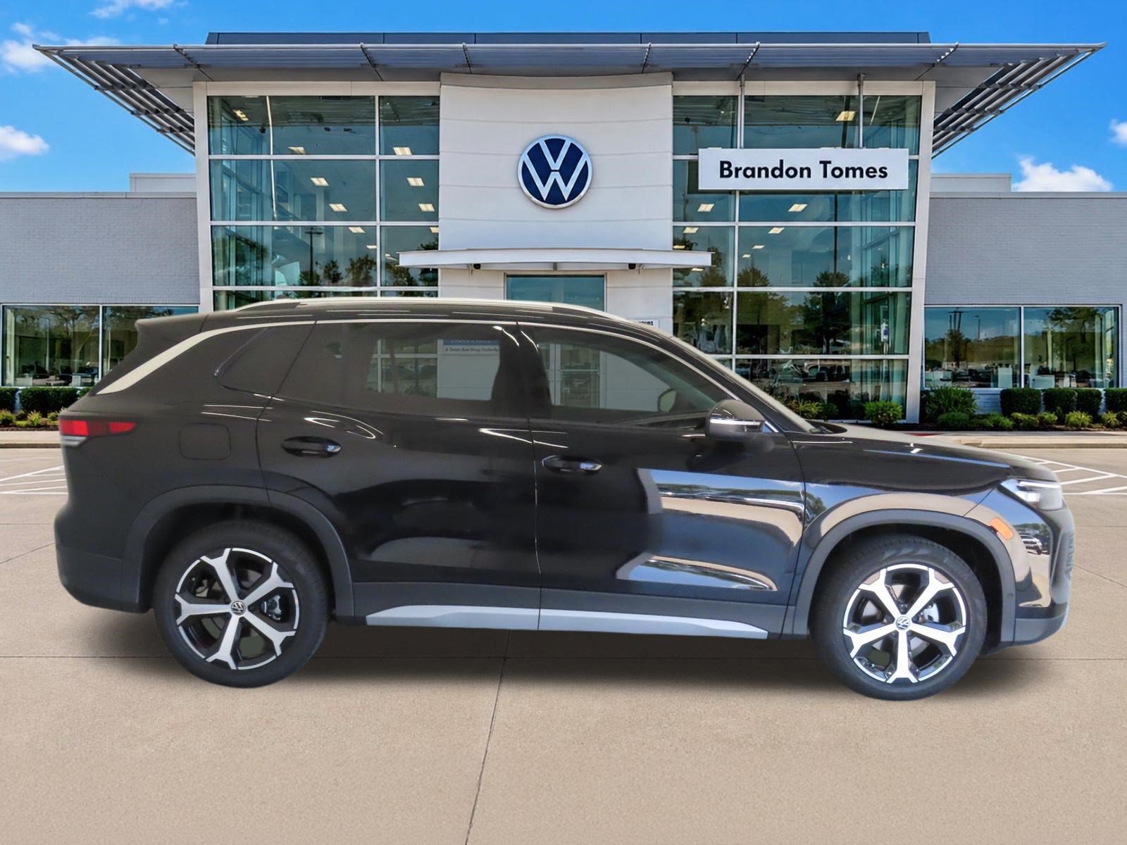 New 2026 Volkswagen Tiguan SE FWD image 2