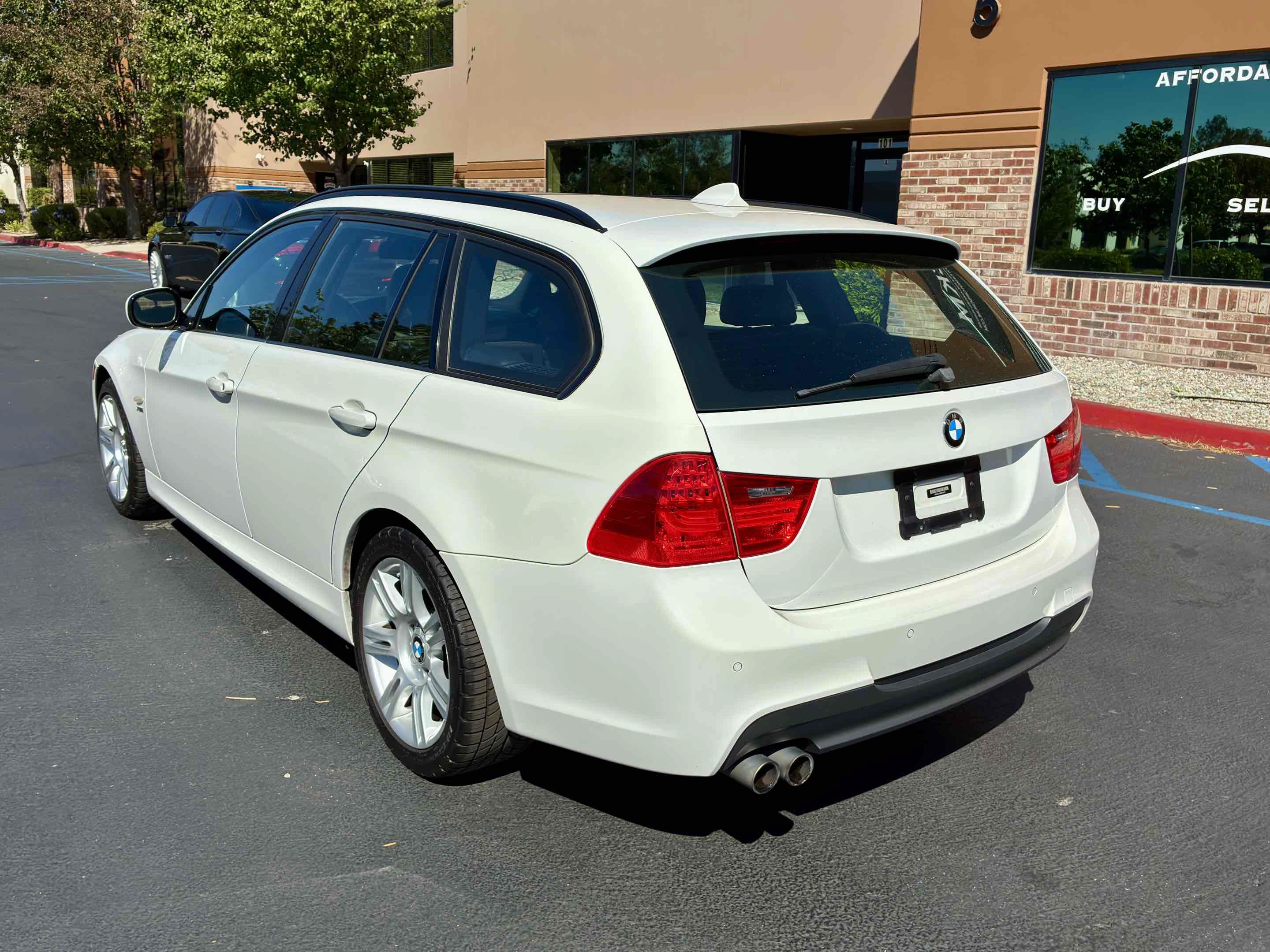 Used 2011 BMW 328i xDrive Wagon AWD/4WD image 10