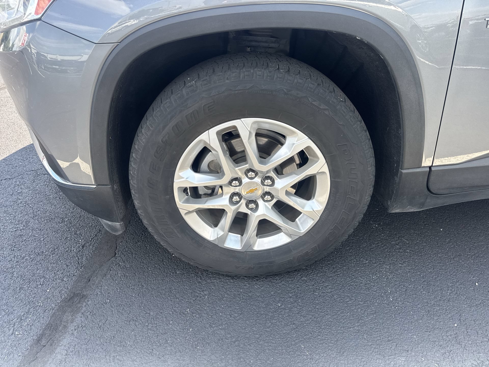 Used 2020 Chevrolet Traverse LT FWD image 2