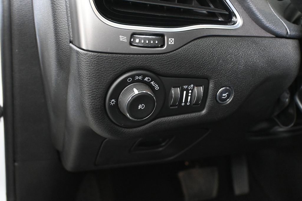 Used 2021 Jeep Cherokee Limited w/ Elite Package image 27