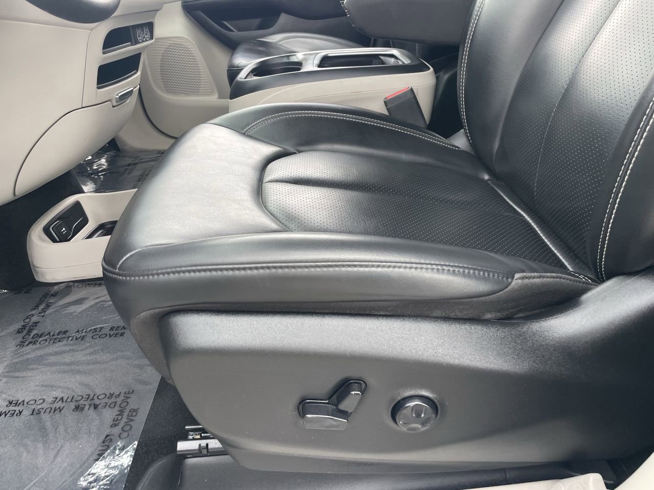 Used 2023 Chrysler Pacifica Touring-L image 25