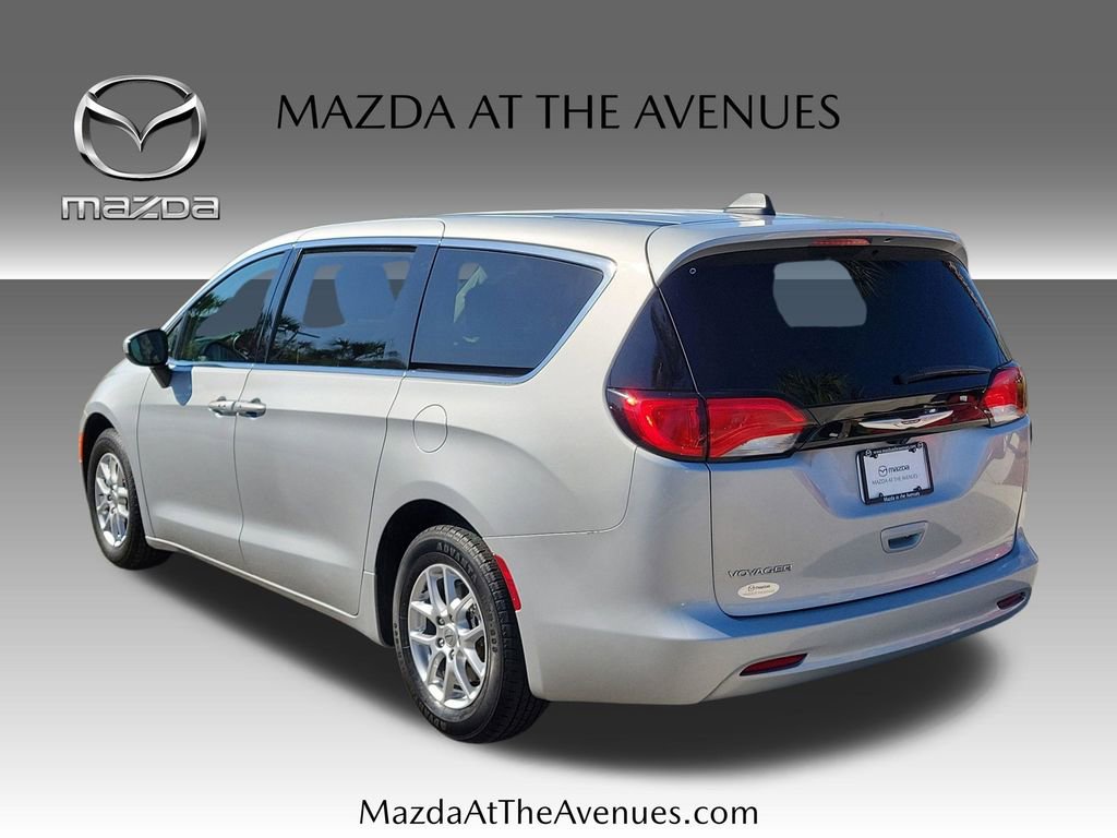 Used 2022 Chrysler Voyager LX image 5