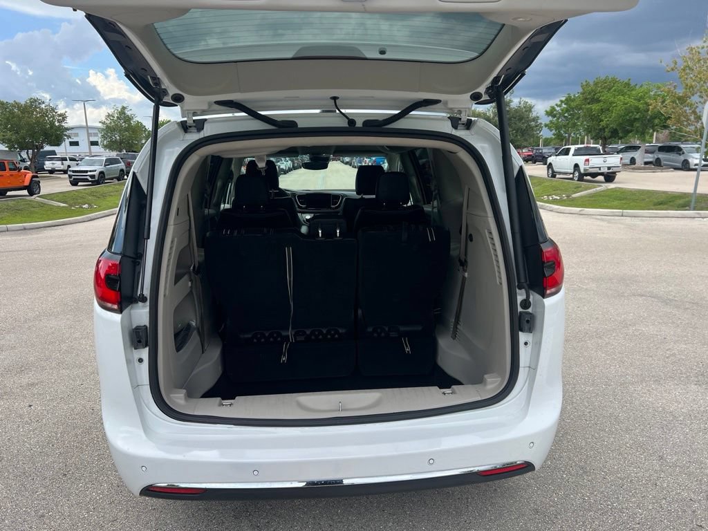 Used 2023 Chrysler Pacifica Touring-L FWD image 29