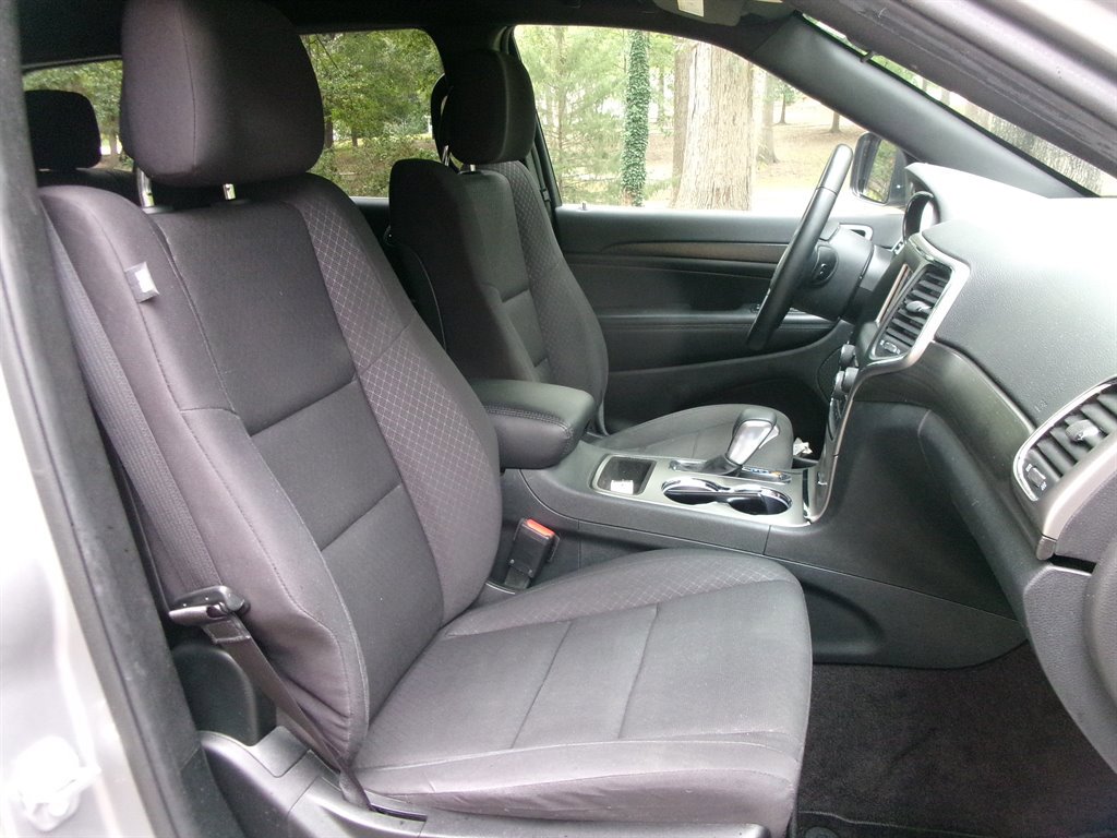 Used 2018 Jeep Grand Cherokee Laredo image 24