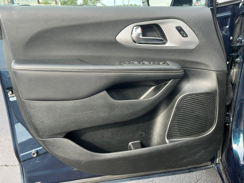 Used 2025 Chrysler Pacifica Limited FWD image 18
