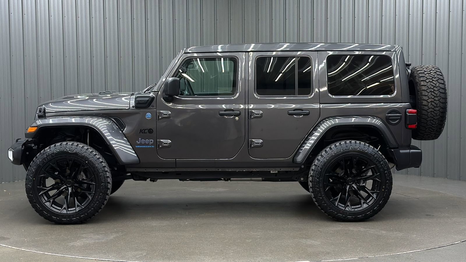 Used 2025 Jeep Wrangler Unlimited Sahara w/ Safety Group AWD/4WD image 2