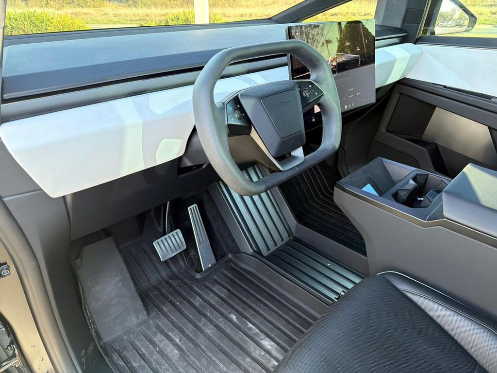 Used 2024 Tesla Cybertruck AWD Crew Cab image 18