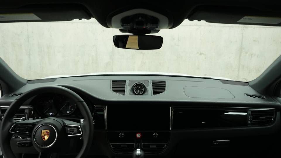 Certified 2025 Porsche Macan AWD/4WD image 16