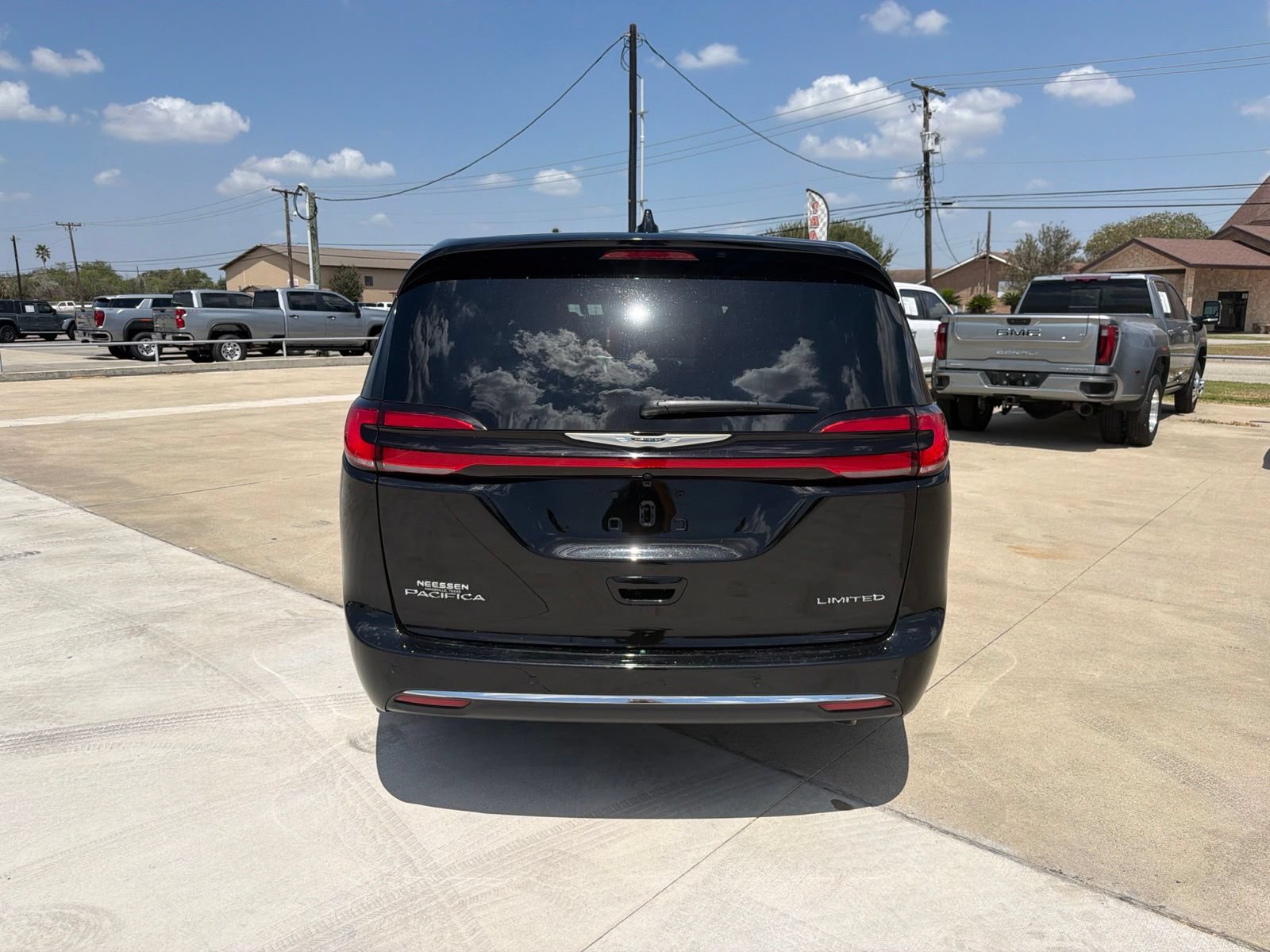 Used 2026 Chrysler Pacifica Limited FWD image 6