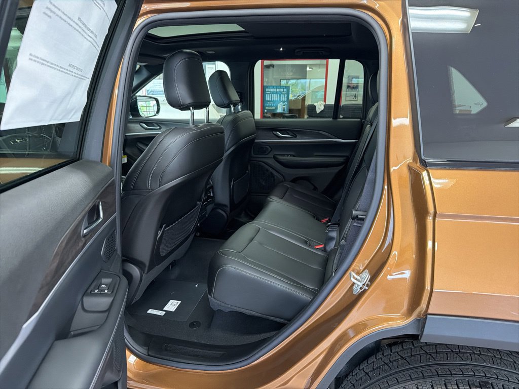New 2026 Jeep Grand Cherokee Limited w/ Limited Altitude Package AWD/4WD image 18