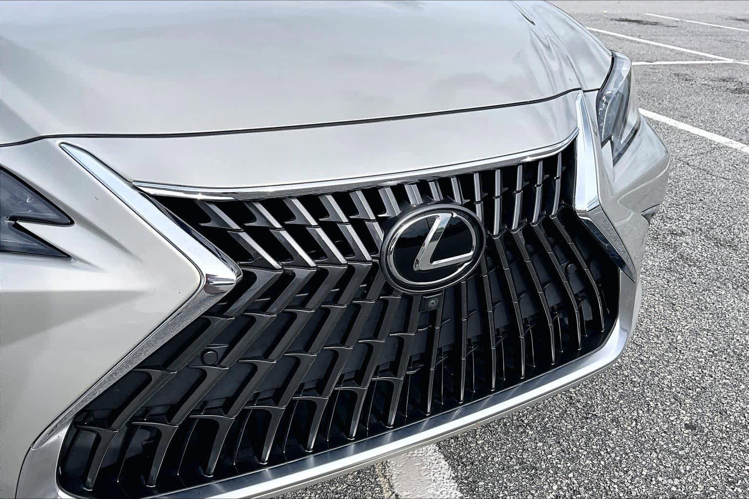Used 2022 Lexus ES 350 Ultra Luxury w/ Accessory Package 2 FWD image 30
