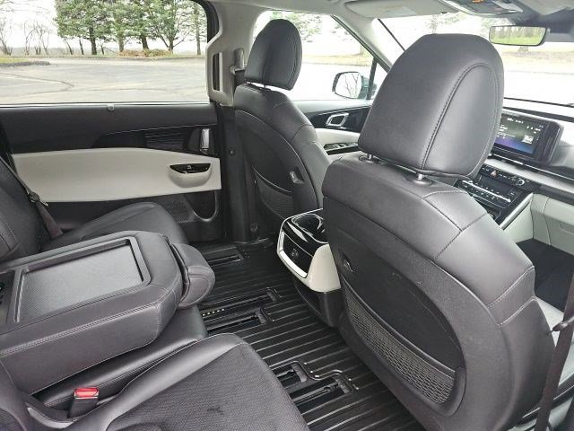 Used 2024 Kia Carnival EX image 17