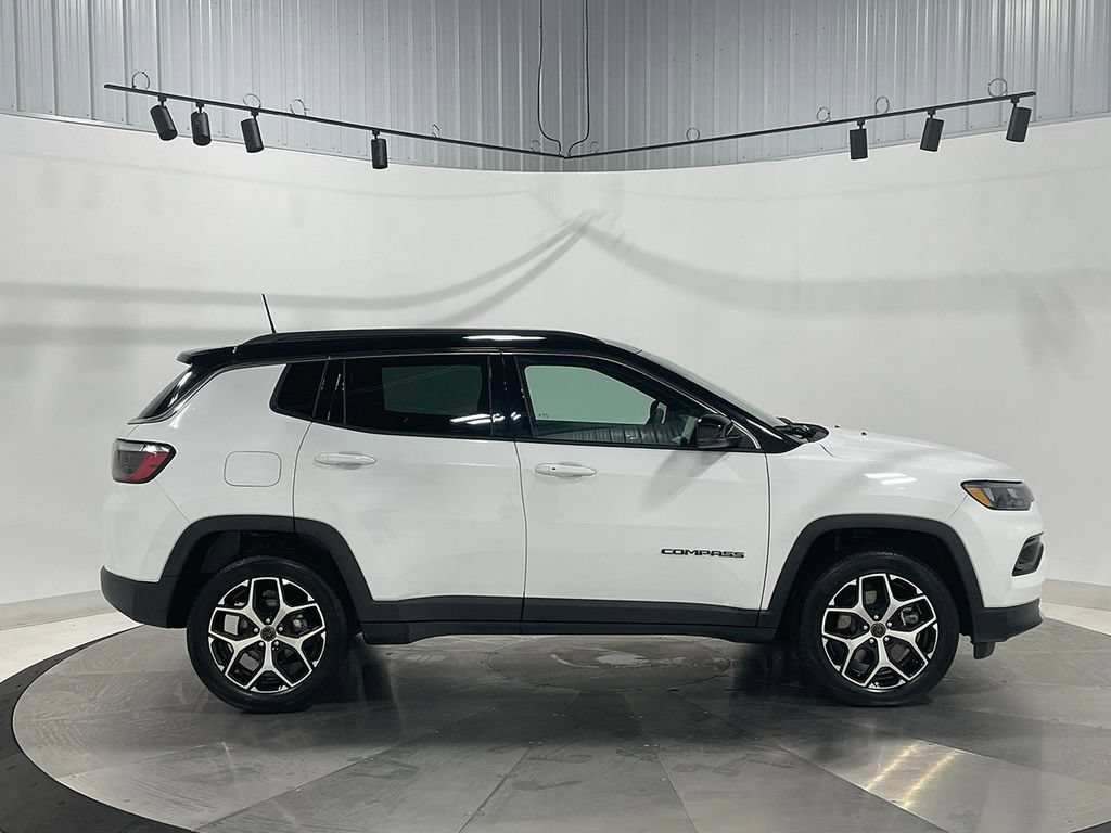 Used 2026 Jeep Compass Limited AWD/4WD image 10