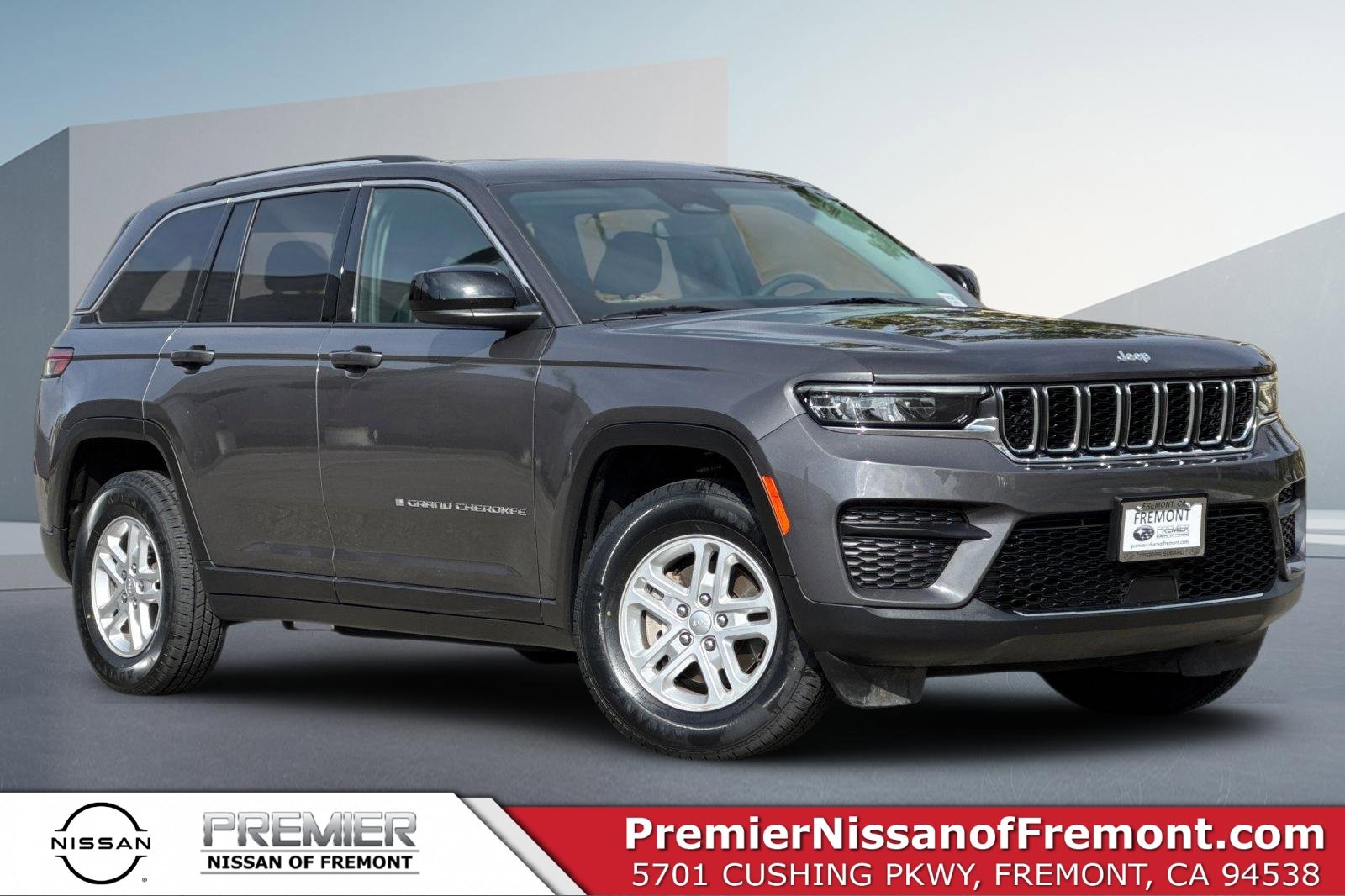 Used 2023 Jeep Grand Cherokee Laredo image 1