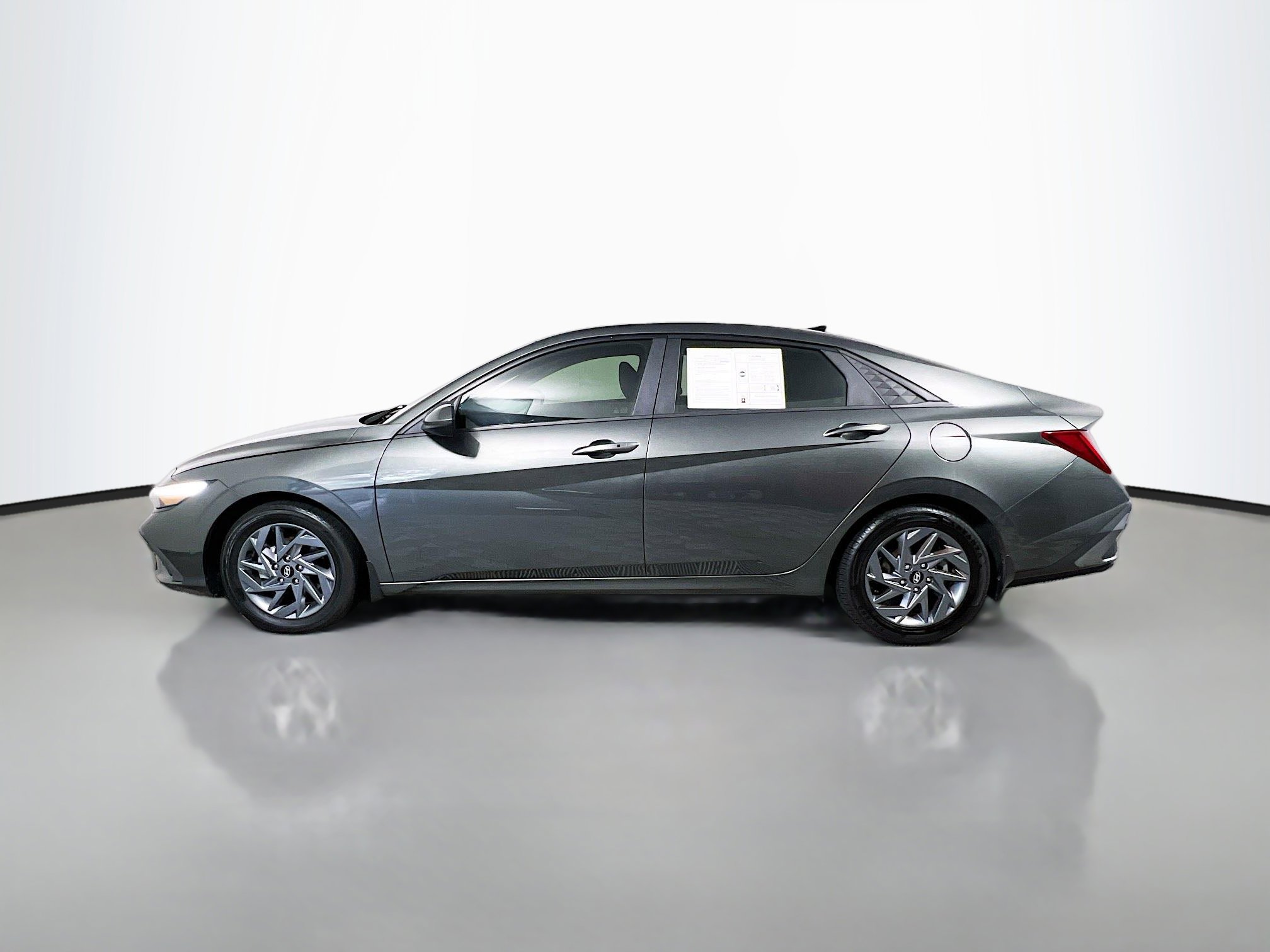Used 2024 Hyundai Elantra Blue FWD image 9