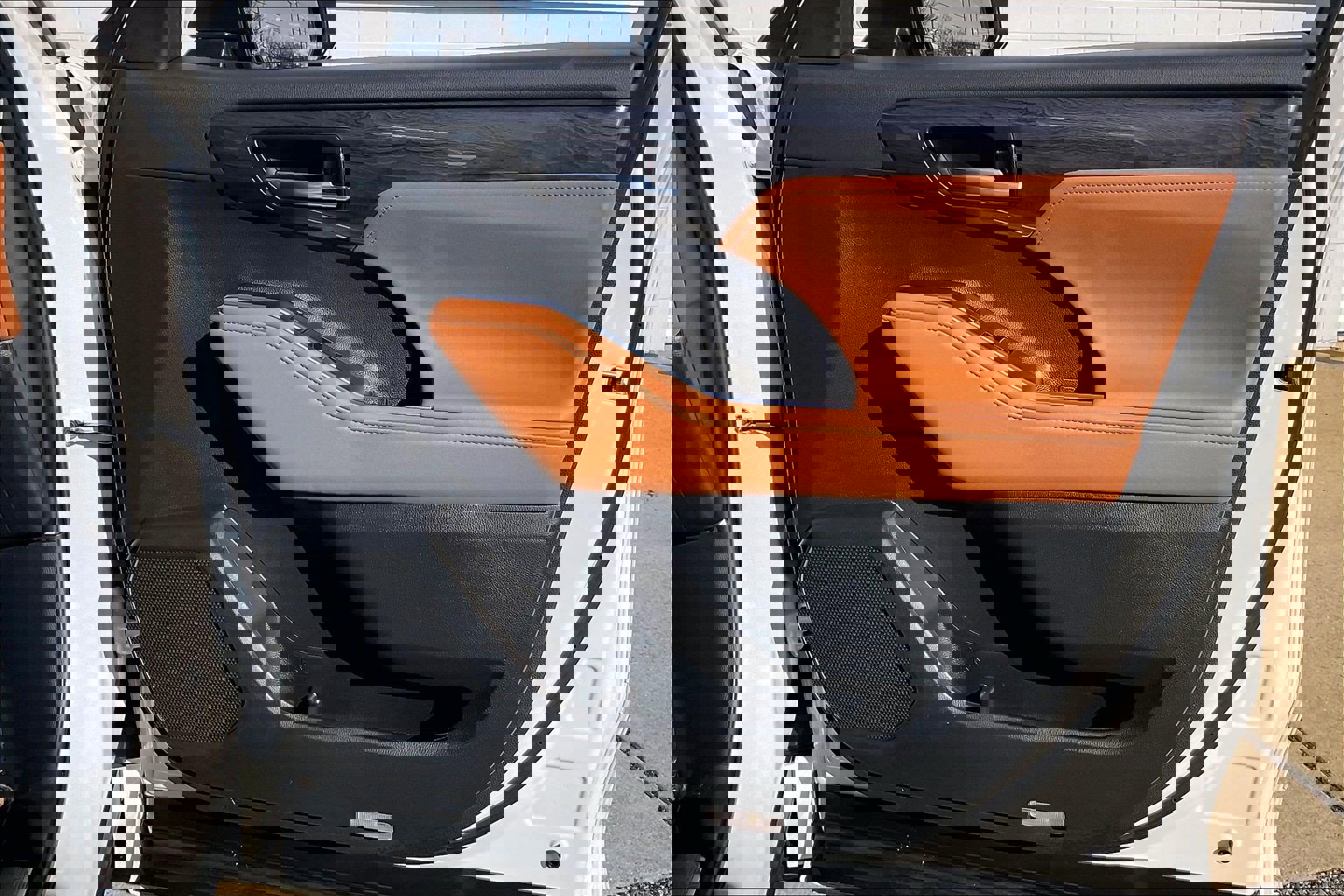 Used 2024 Toyota Highlander Platinum image 29