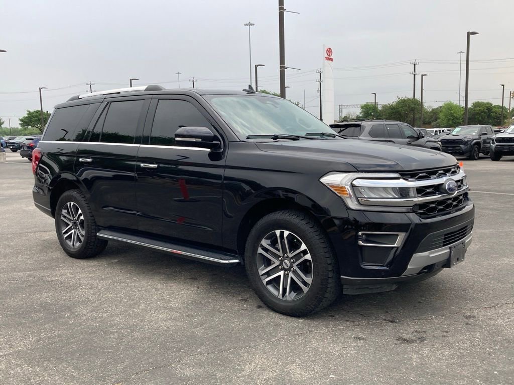 Used 2022 Ford Expedition Limited image 3