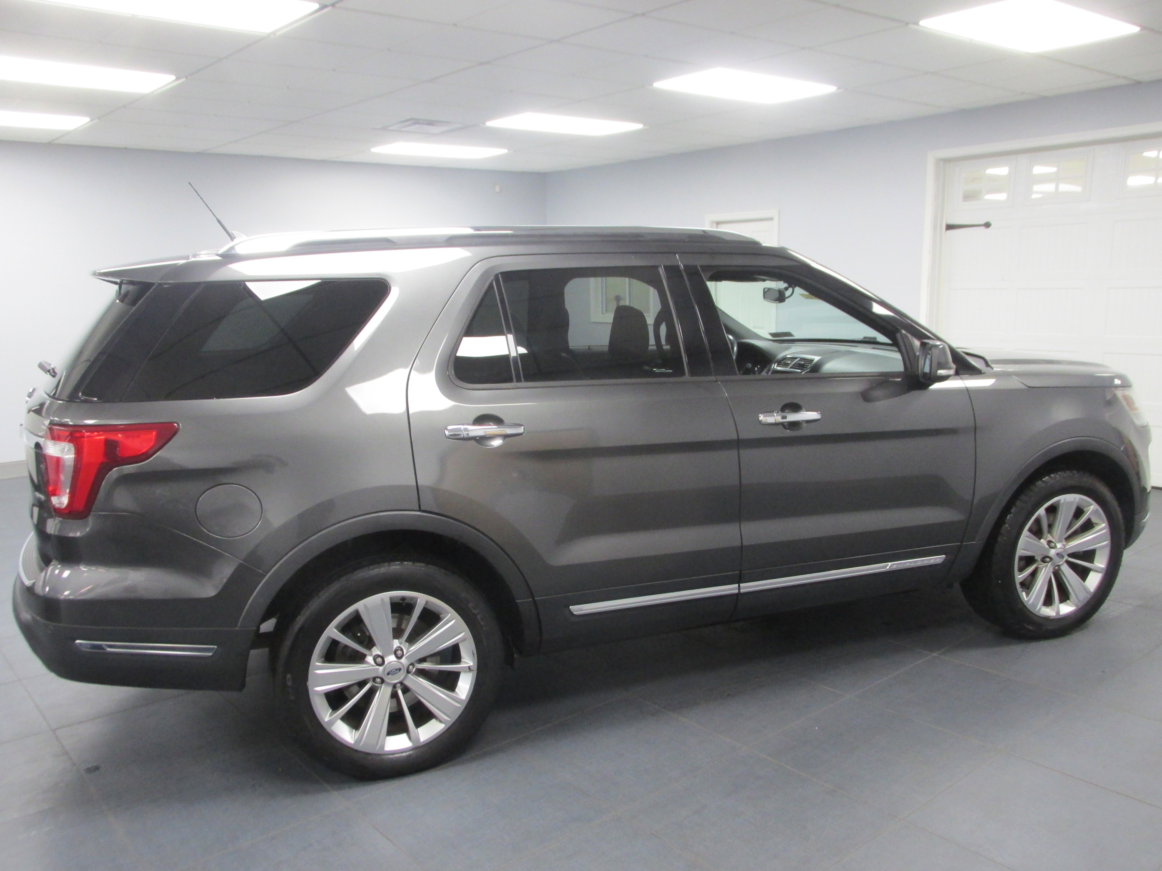 Certified 2019 Ford Explorer Limited w/ Class III Trailer Tow Package image 4