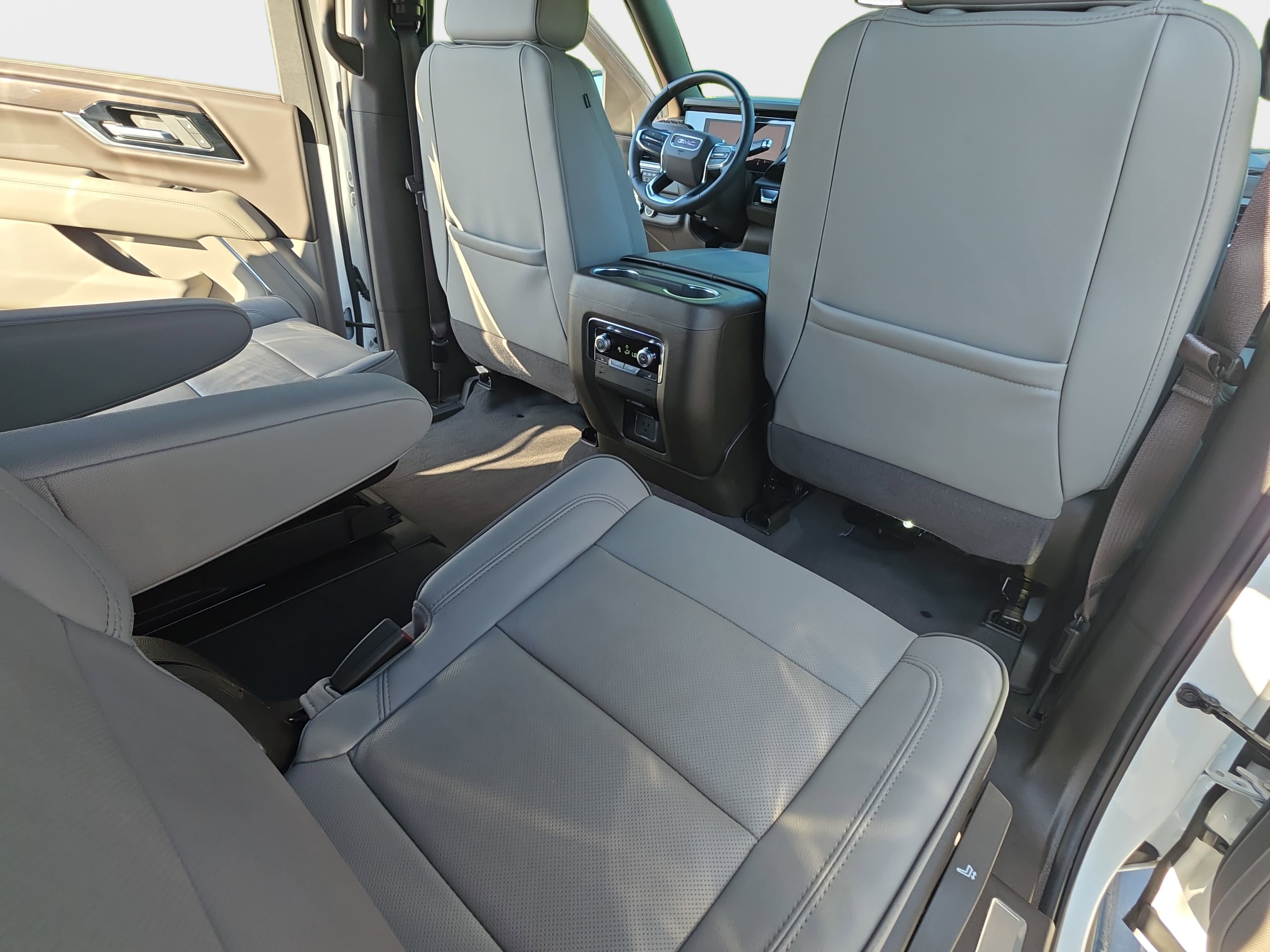 Used 2025 GMC Yukon XL Elevation AWD/4WD image 11
