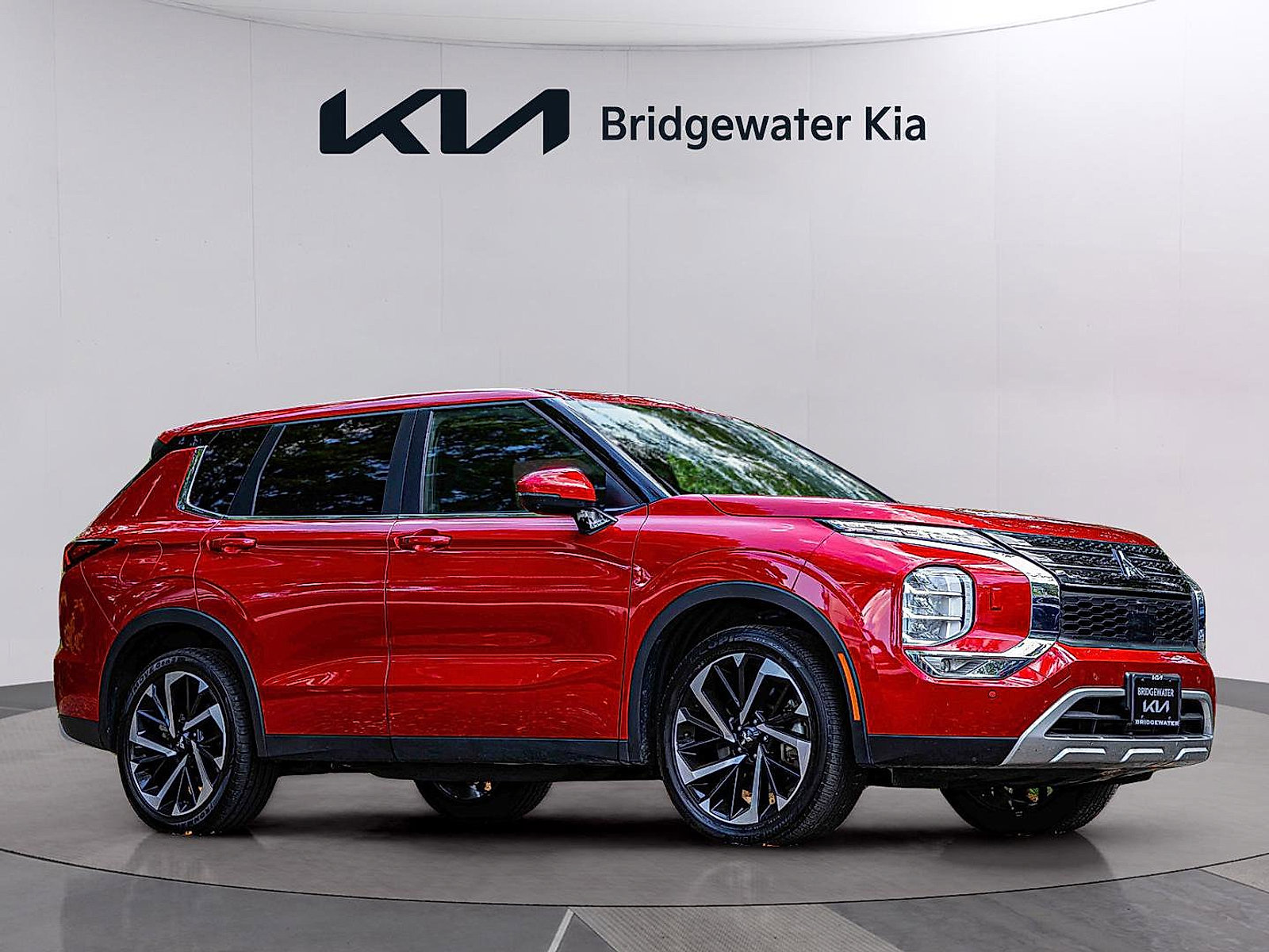 Used 2024 Mitsubishi Outlander AWD image 2