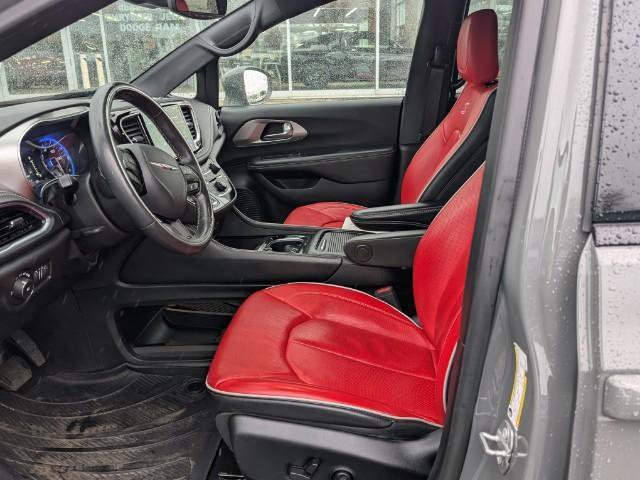 Used 2021 Chrysler Pacifica Limited w/ Uconnect Theater Family Group image 14