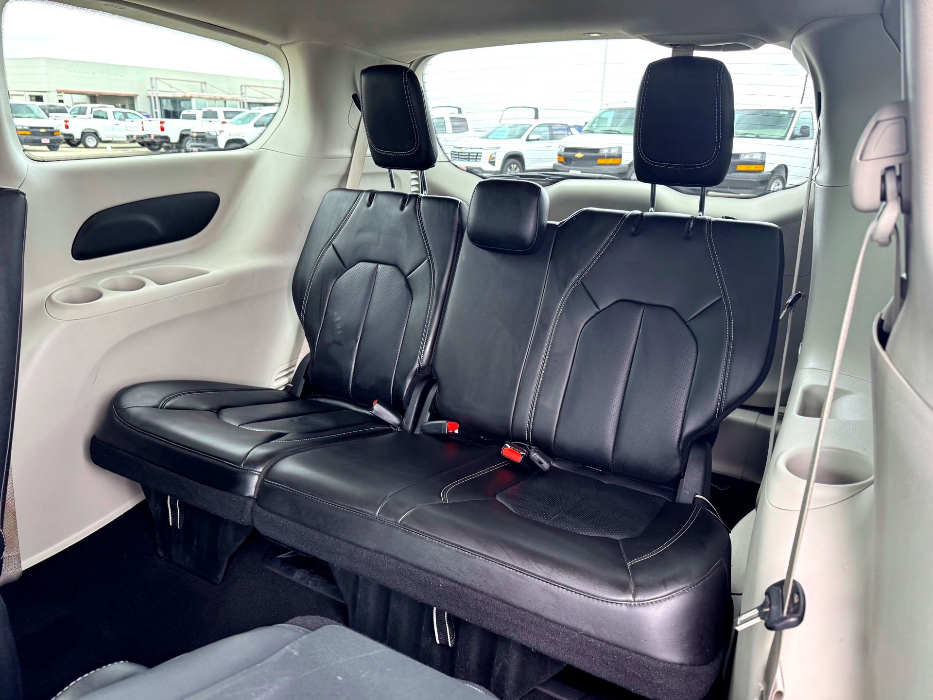 Used 2024 Chrysler Pacifica Select image 16