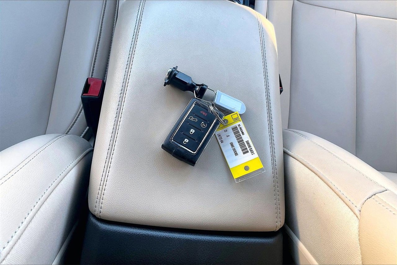 Used 2023 Jeep Grand Cherokee Limited w/ Black Appearance Package image 32