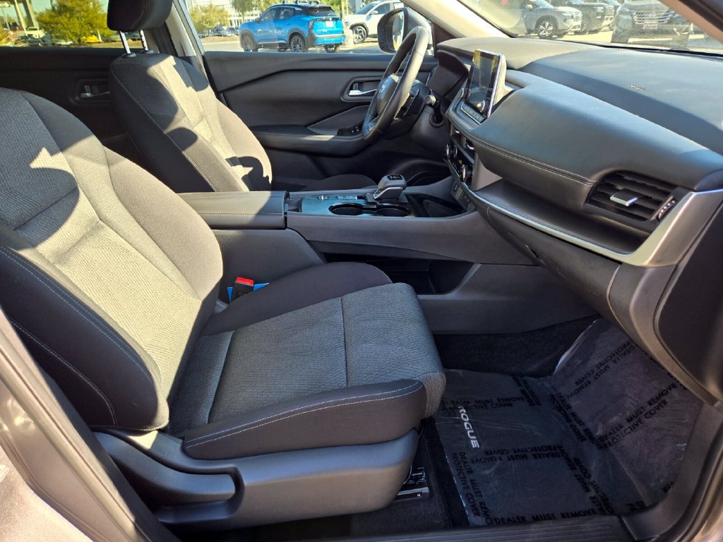 Certified 2025 Nissan Rogue SV FWD image 21