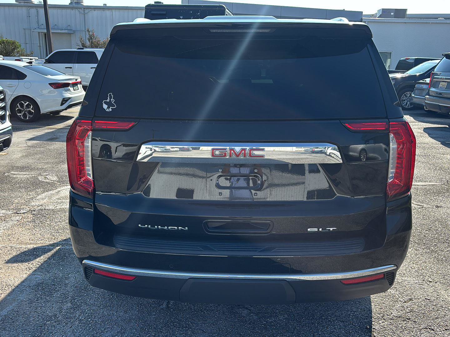 Used 2023 GMC Yukon SLT RWD image 6