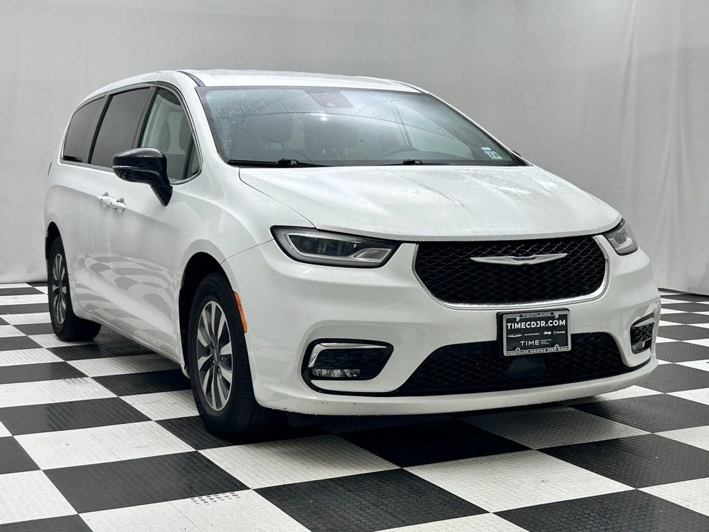 Used 2024 Chrysler Pacifica Select image 2