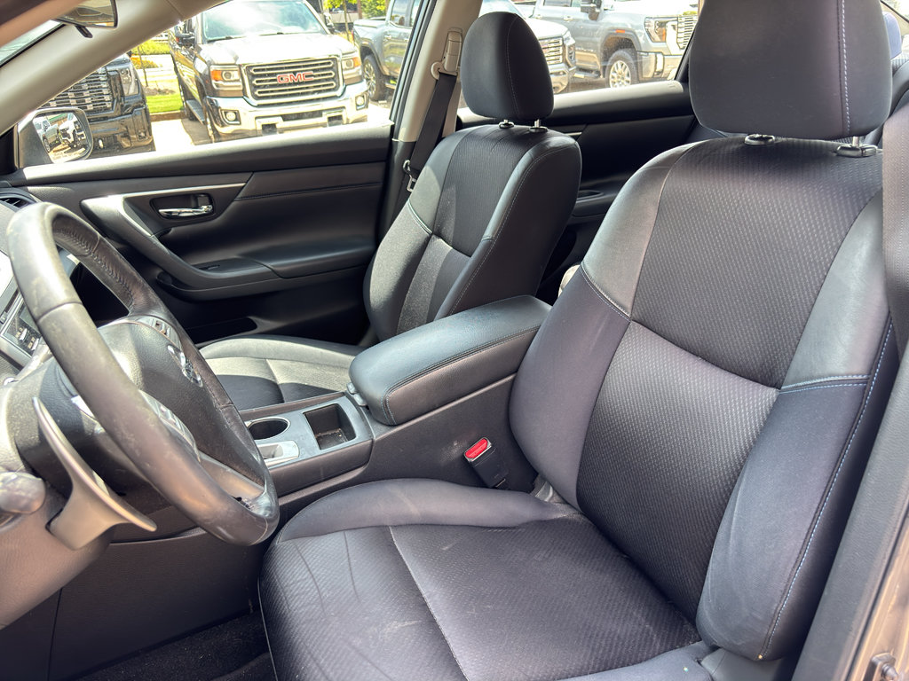 Used 2017 Nissan Altima 2.5 SR w/ Midnight Edition Package FWD image 12