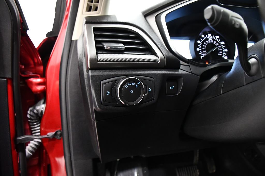 Used 2020 Ford Fusion SE image 11