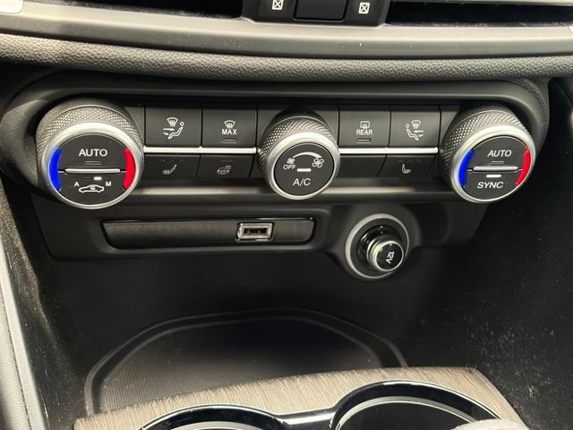 Used 2023 Alfa Romeo Giulia Ti AWD/4WD image 31
