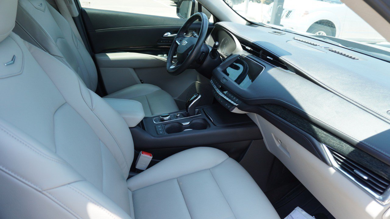 Used 2022 Cadillac XT4 Premium Luxury w/ Enhanced Visibility Package FWD image 11