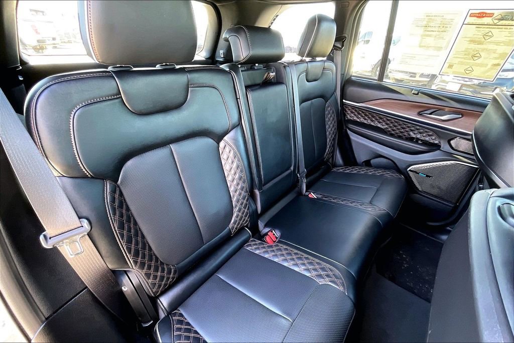 Used 2022 Jeep Grand Cherokee Summit w/ Luxury Tech Group V image 22